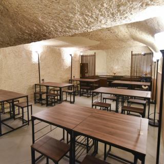 [Basement table seating] A cave-like space with a hideaway-like atmosphere. Enjoy a sense of privacy and relax as you dine!