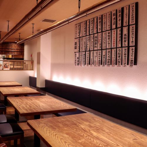 ゆったりテーブル席もご用意しております！片側ソファーでごゆるりと♪