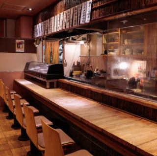 板前が寿司をにぎる！ライブ感をお愉しみいただけるカウンター席がおすすめです！