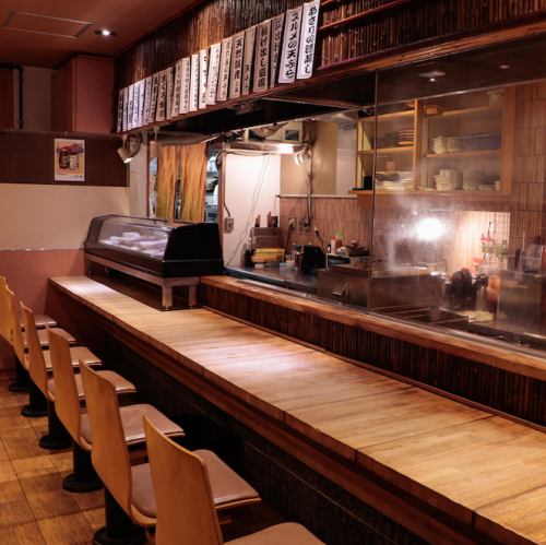 板前が寿司をにぎる！ライブ感をお愉しみいただけるカウンター席がおすすめです！