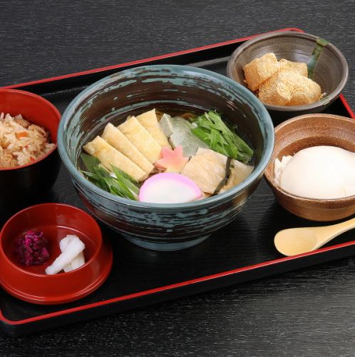 用京都著名的水（音之水），京都荞麦面和米饭套餐制成的手工面条
