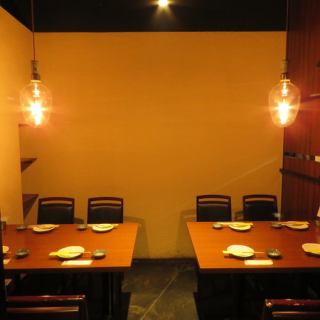 4名様～8名様でご利用いただける半個室のテーブル席も、落ち着いた雰囲気で人気のお席です。