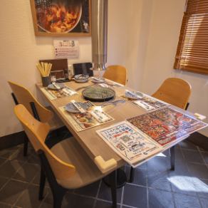 4名様向けのテーブル席は、ご家族やご友人とのお食事に最適。お仕事帰りの飲み会や女子会など、幅広いシーンでご利用いただけます。美味しい料理に舌鼓を打ちながら、心温まる時間をお過ごしください。ご来店をお待ちしております。