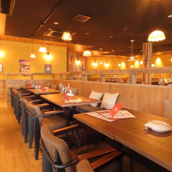 《ゆったりとしたソファー席》温かみのある店内。お一人様からお食事をできますので、お気軽にご利用ください！