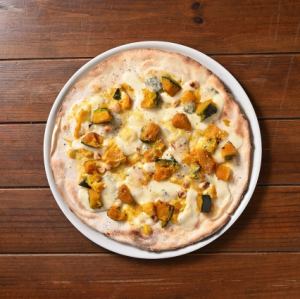 かぼちゃとヘーゼルナッツのピッツァ