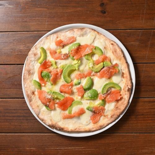 アボカドサーモンピッツァ