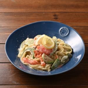 サーモンとアボカドのクリームソース