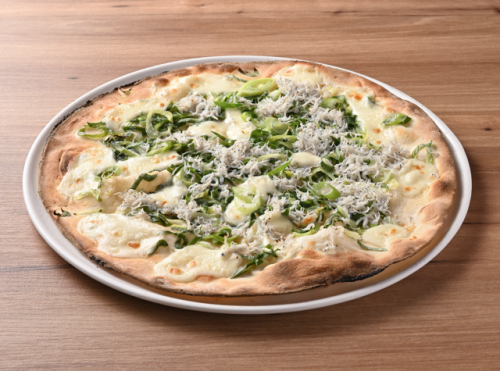 Kujo leek and whitebait pizza