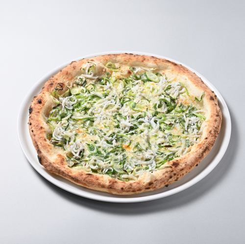 Kujo leek and whitebait pizza