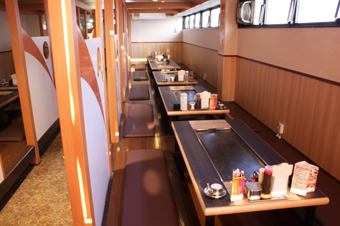 [Relaxing moat seats] Everyone can stretch out and enjoy a relaxing meal ♪