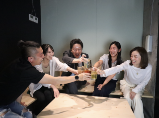テーブル席がございます。女子会にもピッタリ！自由が丘でワイワイと楽しいゴルフ体験をお楽しみください。インスタ映えするおしゃれな空間で、手ぶらで気軽にお越しいただけます。友達との楽しい時間、新たな出会い、そして素敵な思い出作りをお手伝いします。