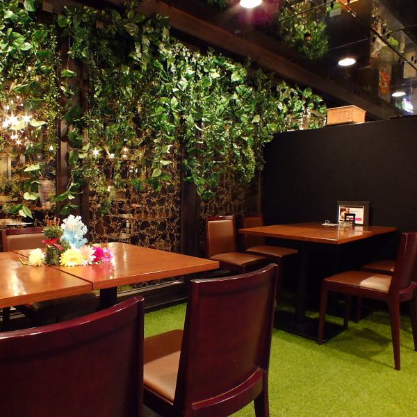 商店的內部以綠色和棕色為基礎，是一個康復空間。後面的綠色桌子座位是受歡迎的座位☆坐著的感覺讓您可以毫不猶豫地享受談話。