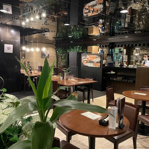 A resort space cafe in Sakae, Fushimi♪ Equipped with power supply and Wi-Fi, so you can use your computer or study! Feel relaxed with stylish table seats and fluffy sofa seats!