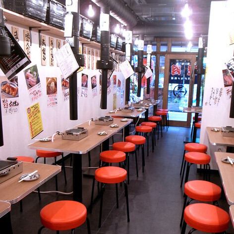 懐かしい大阪の韓国焼肉屋が原点のふたご屋は明るい活気のある店内！肉のプロのスタッフがご希望やお肉の種類によってお焼きいたします。盛り上げなどもおまかせあれ♪