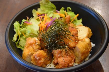 からあげ丼　864円（税込）　