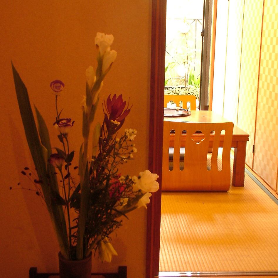 生け花や掛け軸をあしらった和個室。小さな中庭を眺めごゆるりと