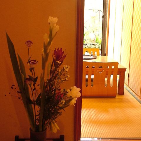 Heal in a Japanese space such as hanging scrolls and ikebana