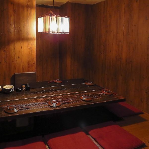 我們提供眾多有門的私人私人房間，可容納4人以上團體！我們有可容納4人、6人、8人、10人、12人、18人和28人的私人房間，以及可容納多達60人宴會的私人私人房間！