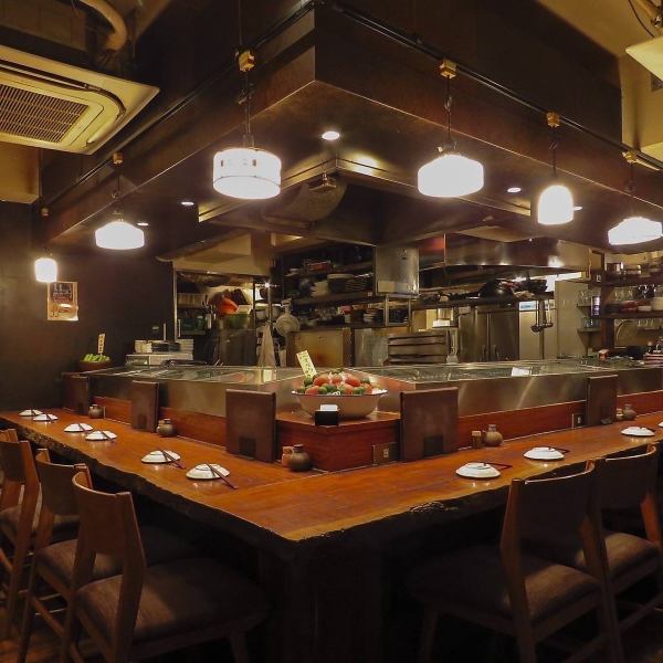 カウンター席、目の前には極上の素材がずらり！今日のオススメは何かな？