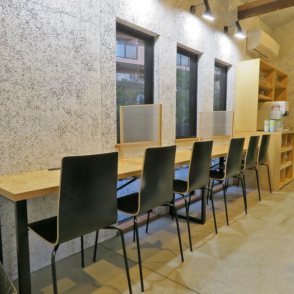 【おひとり様利用に】カウンターご用意しておりますのでおひとり様でのご来店も安心♪壁に向かって設置してありますのでおひとりの時間をゆっくりおくつろぎいただけます。無料Wi-Fiやコンセントもご用意しておりますので、リモートワークなどにもご利用ください♪