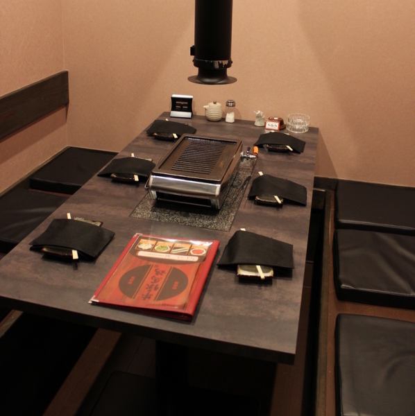 【シックなインテリアで特別なひとときを】深みのあるカラーで統一されたシックなデザインの店内は、忘年会や新年会にぴったりの雰囲気を醸し出しています。落ち着いた空間で、大切な仲間と素敵な時間をお過ごしください。プランやメニューについての不明点がございましたら、お気軽にご相談ください。お待ちしております。