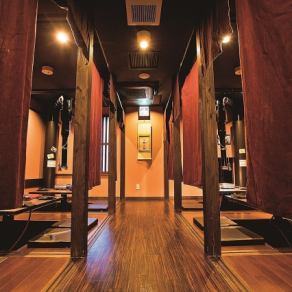 20名から50名までの大人数宴会に最適な貸切も可能です。プライベート感あふれる個室で、全国各地のこだわりの肉料理を堪能できます。特に隠岐牛や新鮮な馬刺し、ユッケ、せんまい刺しは絶品です。1階と2階のフロア貸切も可能なので忘年会や新年会のご相談はお気軽にどうぞ！特別なひとときを演出するお手伝いをいたします。