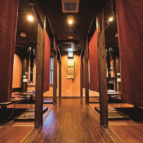 20名から50名までの大人数宴会に最適な貸切も可能です。プライベート感あふれる個室で、全国各地のこだわりの肉料理を堪能できます。特に隠岐牛や新鮮な馬刺し、ユッケ、せんまい刺しは絶品です。1階と2階のフロア貸切も可能なので忘年会や新年会のご相談はお気軽にどうぞ！特別なひとときを演出するお手伝いをいたします。