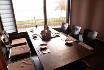 There are 4 persons and 6 people in the semi-private room tatami room seat by the window.Early eyes are recommended for reservation ♪
