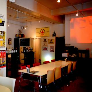 小桌子座位。在那霸地區很受歡迎的「BEER PARA DINING」提供包含2小時無限暢飲的套餐！如果您要與朋友或同事一起喝酒，何不不必擔心價格，享受無限暢飲的套餐呢？ [那霸/居酒屋/無限暢飲/2小時/宴會/團體/大團體/推薦/包場派對/慶功宴/女生之夜/生日/紀念日/婚禮/居酒屋]