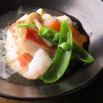 三文鱼和蔬菜的银酱