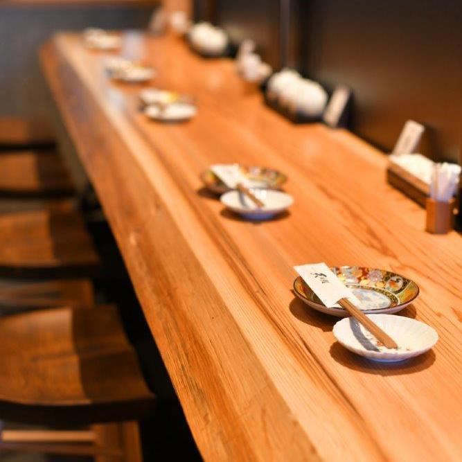 落ち着いた雰囲気の店内。板前と話せるカウンター席もございます