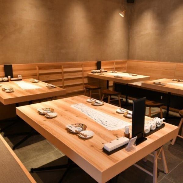 【テーブル席や個室も完備】記念日やデート、友人とのちょい呑みにも最適な環境が揃っています。敷居を高く感じさせない店内で、心地よいひとときを過ごせる♪是非「天満鮨」で思い出に残るひとときを過ごしませんか？