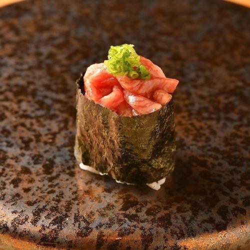 和牛ユッケ軍艦