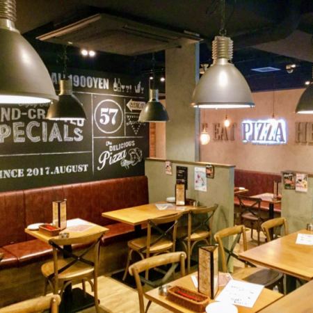 You can enjoy authentic pizza and wine in a stylish shop♪