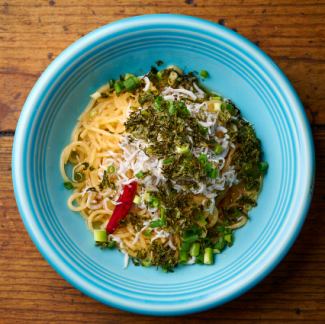 Peperoncino with plenty of whitebait and seaweed