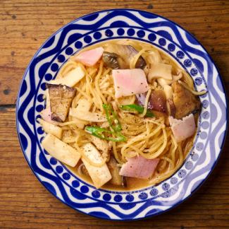 Japanese-style butter and soy sauce pasta with green chili peppers and mushrooms