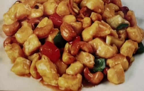 Stir-fried chicken and cashew nuts