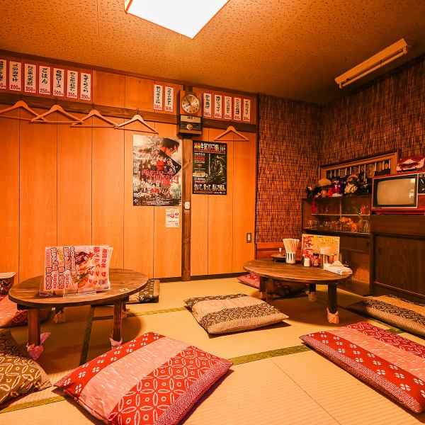 【昭和レトロな座敷ゾーン】まるで家にいるような心地よさが魅力です。4名掛けと5名掛けの席がそれぞれ1席ずつあり、ゆったりとくつろぎながらお食事を楽しむことができます。友人や家族とのリラックスした時間をお過ごしいただける空間ですので、ぜひお気軽にお越しください。皆様のご来店をお待ちしております！