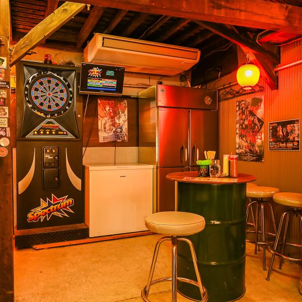 【盛り上がれる屋台ゾーン♪】居酒屋ゾーンでは、ダーツを楽しむことができます！昭和レトロな雰囲気の中で、食べたり飲んだりしながら遊びを満喫できる空間です。友人との競争や楽しい会話を交えながら、リラックスした時間をお過ごしいただけます。おいしい料理とお酒を片手に、ぜひダーツで盛り上がりましょう！