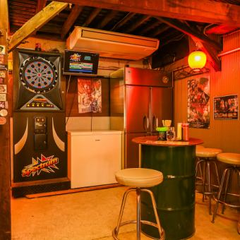 ダーツが楽しめる居酒屋ゾーンでは、ドラム缶をテーブルに使用しており、懐かしさたっぷりのユニークな空間をご提供しています。昭和レトロな雰囲気を存分に味わえる気軽なお席で、友人や仲間と楽しいひとときを過ごすことができます。お酒やおつまみを片手に、ダーツを楽しみながら、思い出に残る時間をお過ごしください。