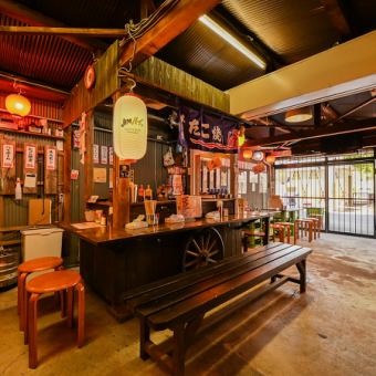 カウンター席のあるせんべろ居酒屋ゾーンは10席をご用意しており、心ゆくまでせんべろをお楽しみいただけるお席です！アットホームな雰囲気の中で、リーズナブルなお酒とおつまみを楽しみながら、友人や仲間と楽しいひとときを過ごしてください。居心地の良いカウンター席で、リラックスした時間をお楽しみください。