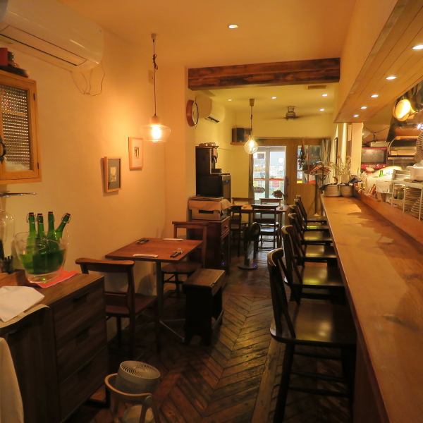 当店はアンティークな雰囲気が漂う落ち着いた空間です。総席数は18席と親密感のあるお食事を演出します。少人数でのアットホームな集まりにも最適ですが立食であれば最大40名様までの宴会貸切が可能で、貸切をご希望の方はぜひお気軽にご相談ください。特別な日にもご利用をお待ちしております！