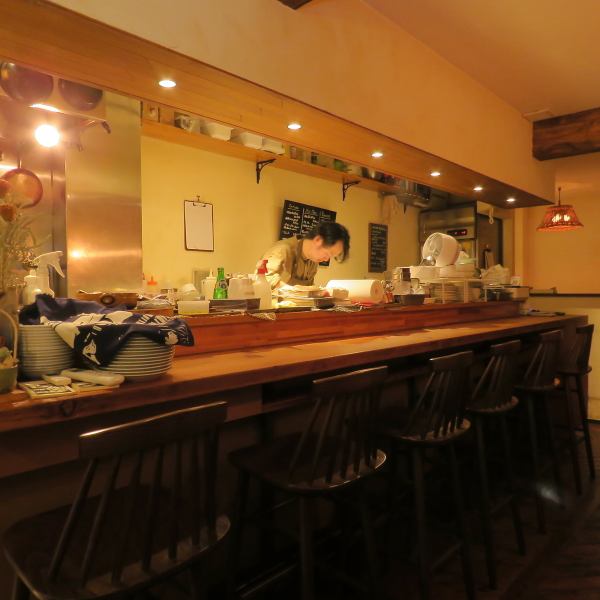 5席あるカウンター席はデートや会社帰りの飲み会に最適なスペースです。シェフの料理を間近で楽しむことができる特別な場所は、美味しいお料理と共に厳選された豊富なお酒をお楽しみいただけます。カジュアルな雰囲気の中で心地よい会話を交わしながら素敵な時間をお過ごしください。