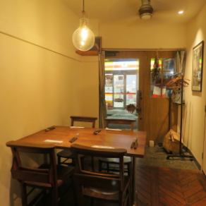 【テーブル席　4×1】家族や友人との集まりに利用できるテーブル席をご用意しております。洗練されたデザインの内装で楽しむ本格的なフレンチはちょっと贅沢な特別な時間を演出します。