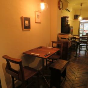 【テーブル席　2×1】デートや友人とのご利用にぴったりのテーブル席は、自分の家みたいにくつろげる安らぎの空間。落ち着ける雰囲気のおしゃれな店内で美味しい料理と多彩なドリンクを味わえる時間を楽しんで♪