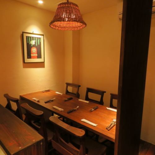 【半個室テーブル席　6×1】19世紀イギリスのアンティークのチャーチチェアを使用している半個室のテーブル席は6名様でご利用いただけます。プライベートを保てるおしゃれな空間は女子会にもぴったりです☆