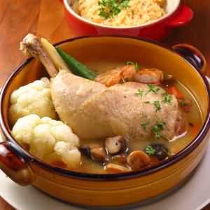 尾山鶏の骨付き肉鶏もも肉のフリカッセ（クリーム煮込み）とバターライス添