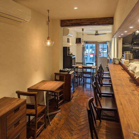 当店はアンティークな雰囲気が漂う落ち着いた空間です。総席数は18席と親密感のあるお食事を演出します。少人数でのアットホームな集まりにも最適ですが立食であれば最大40名様までの宴会貸切が可能で、貸切をご希望の方はぜひお気軽にご相談ください。特別な日にもご利用をお待ちしております！