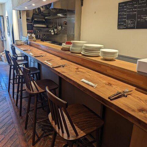 5席あるカウンター席はデートや会社帰りの飲み会に最適なスペースです。シェフの料理を間近で楽しむことができる特別な場所は、美味しいお料理と共に厳選された豊富なお酒をお楽しみいただけます。カジュアルな雰囲気の中で心地よい会話を交わしながら素敵な時間をお過ごしください。