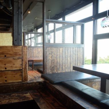 A semi-private room with digging seats.Hidden atmosphere.
